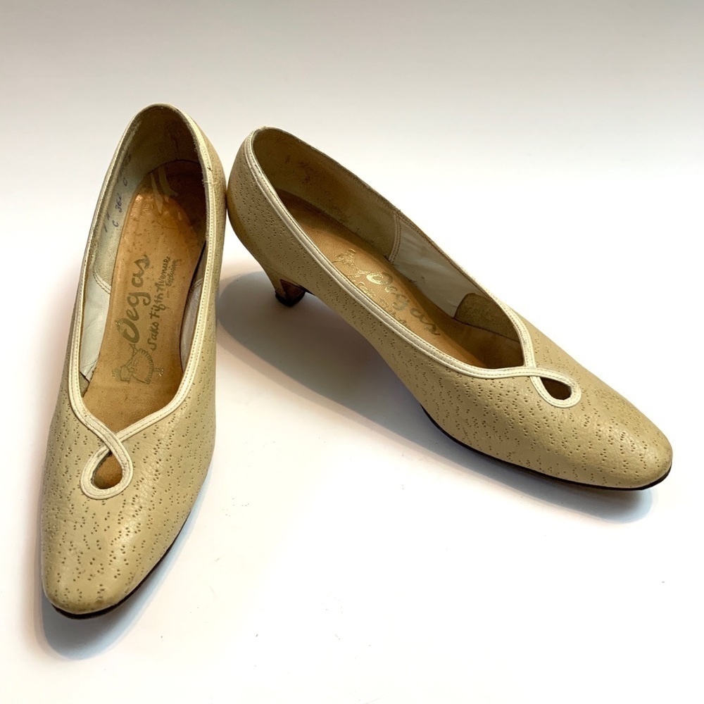 Vintage 1960s beige textured leather pumps - Picture 5 of 7